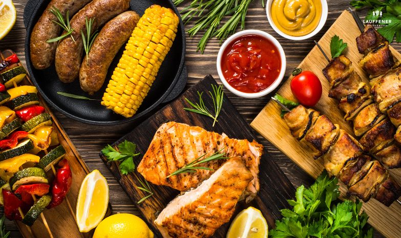 Eine bunte Auswahl an Grillgut - welche Lauffener Weine dazu passen
