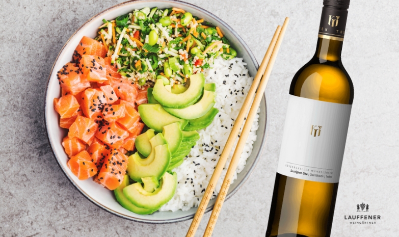 Poke-Bowl mit Lachs und Avocado, daneben eine Flasche 2024 Mundelsheimer Sauvignon Cita trocken