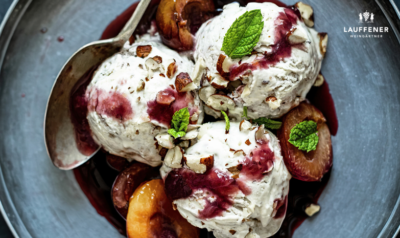 Zimteis mit Zwetschgen