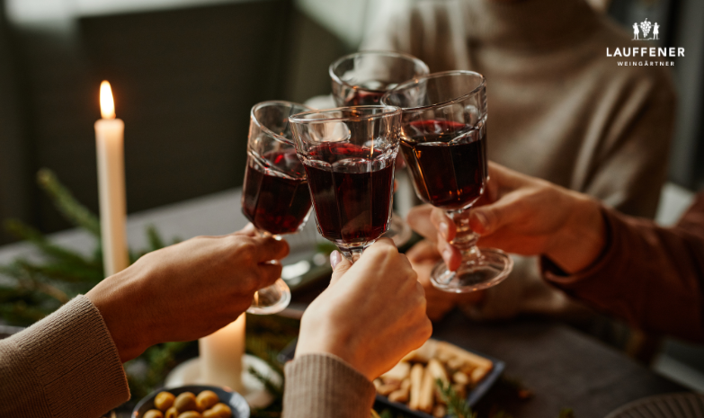 Festliches Anstoßen mit Rotwein