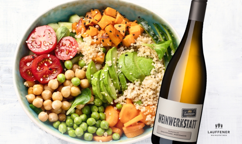 Buddha-Bowl mit Avocado und Kichererbsen, daneben eine Flasche 2024 Lauffener Weinwerkstatt Muskateller trocken