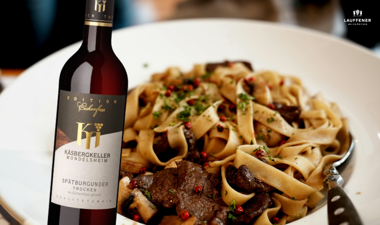 Tagliatelle mit Pilzen und Wildschweinfilet und eine Flasche 2021 Mundelsheimer Spätburgunder Eichenfass trocken