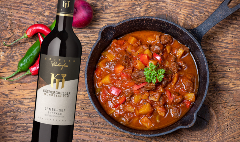 Wildgulasch mit Kürbis und eine Flasche 2022 Mundelsheimer Lemberger Eichenfass trocken