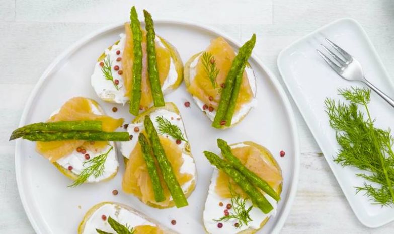 Crostini mit Ziegenkäse, Lachs & Spargel – ein Frühlingsrezept zur Spargelzeit, perfekt zu Lauffener Weißwein.